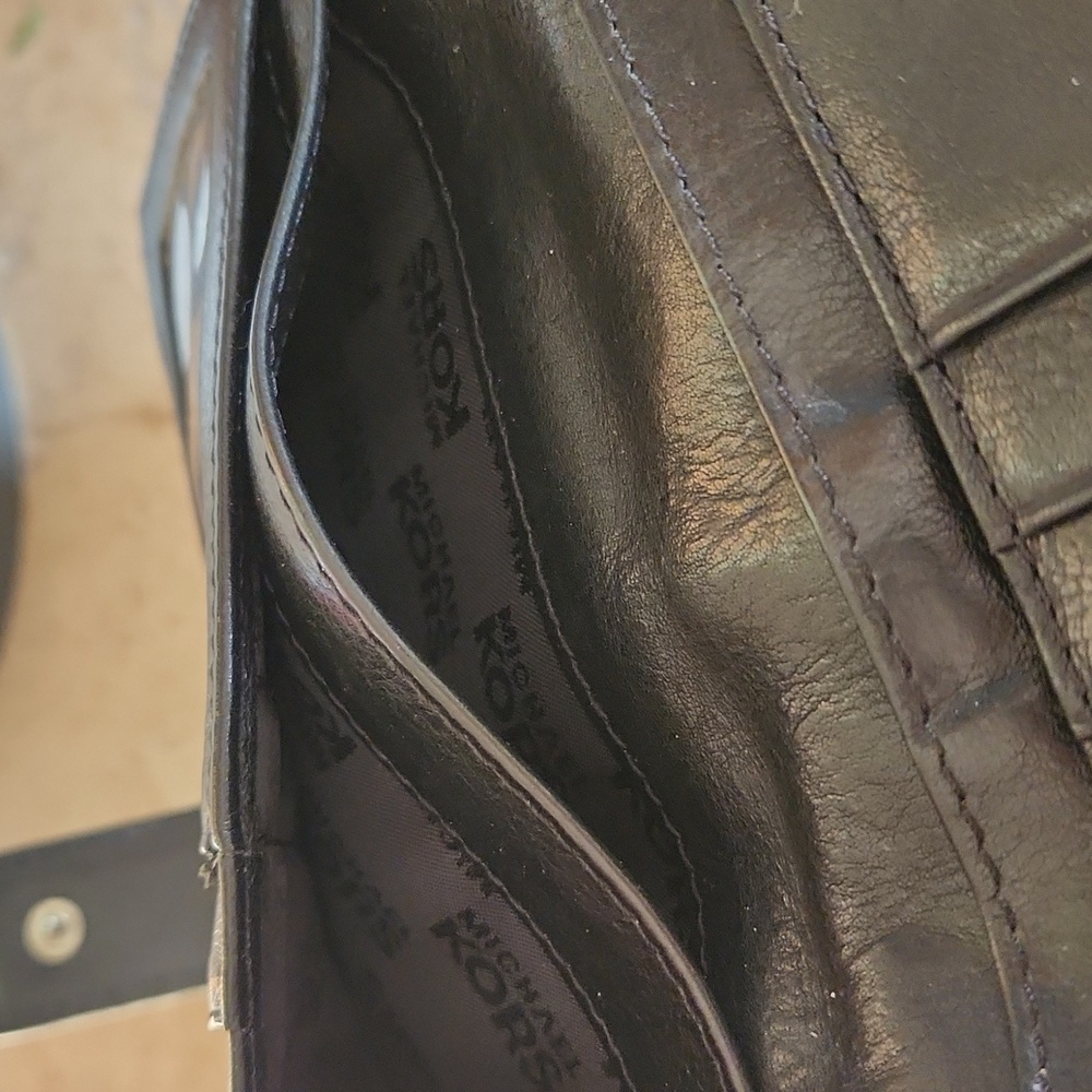 Michael Kors black leather wallet with white stitching - Picture 11 of 12